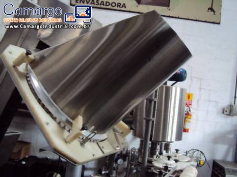 Alimentador e posicionador de tampas rotativo automático
